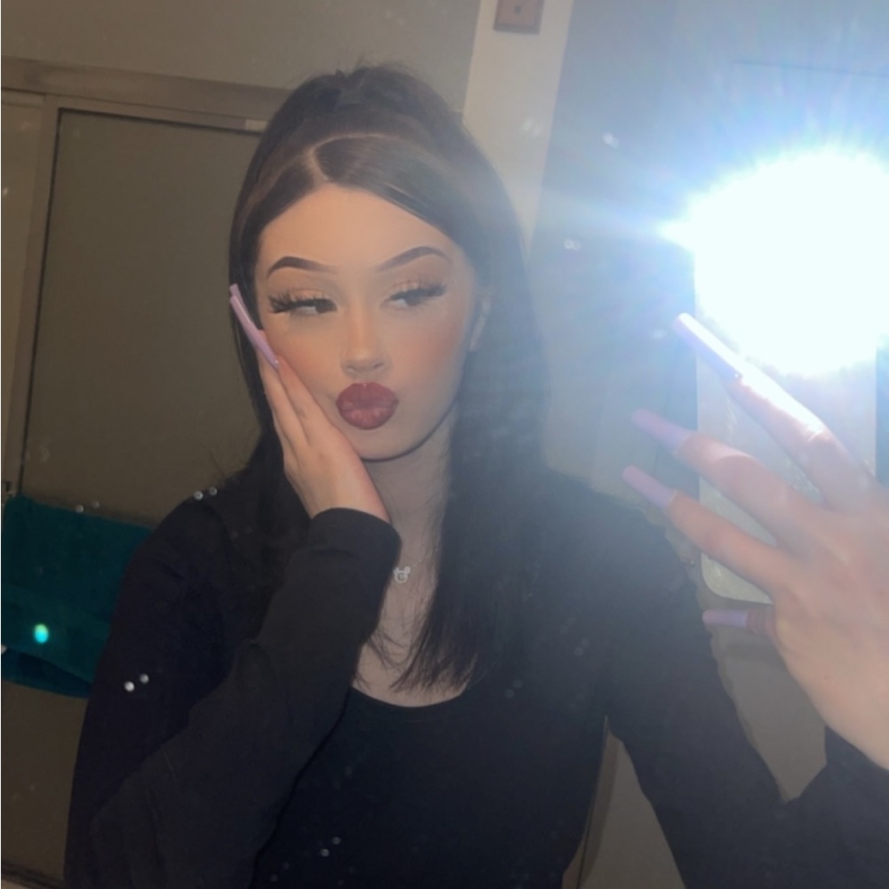 Meet your Posher, Alyxia